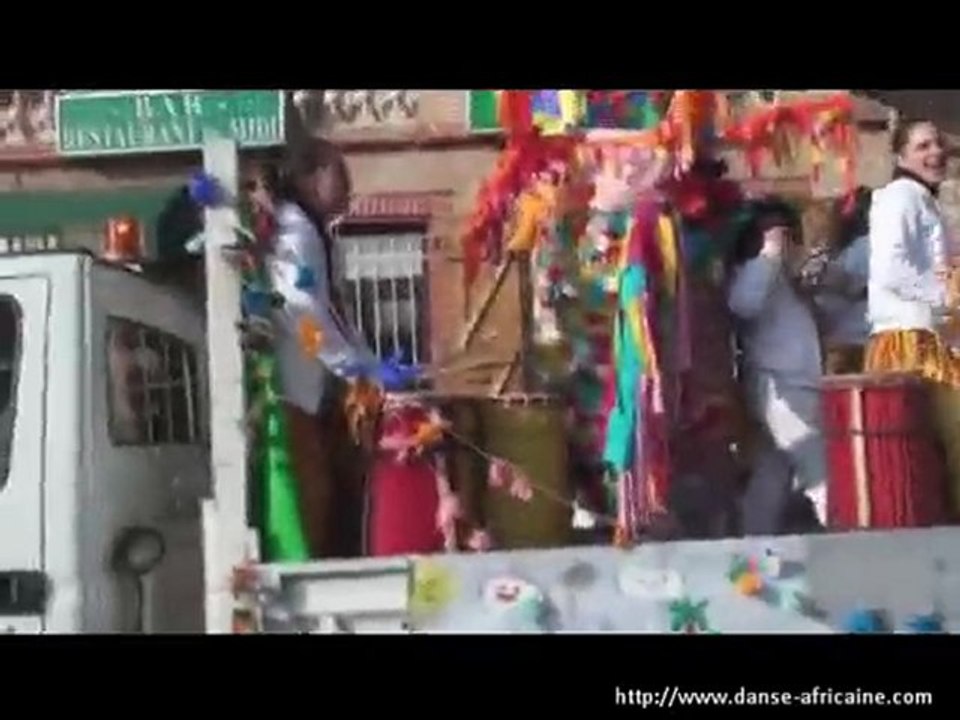 La Clé d'Echanges : prestation de La Troupe lors d'un défilé