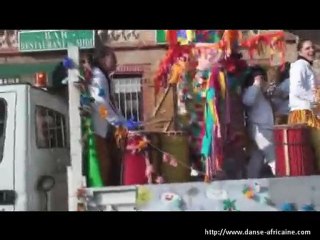 La Clé d'Echanges : prestation de La Troupe lors d'un défilé