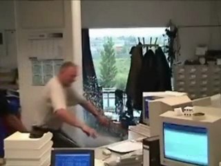 Régis vs eau au bureau