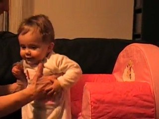 Maeva se met debout et s'applaudie