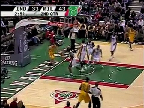 Troy Murphy drives the lane and finishes with a reverse slam