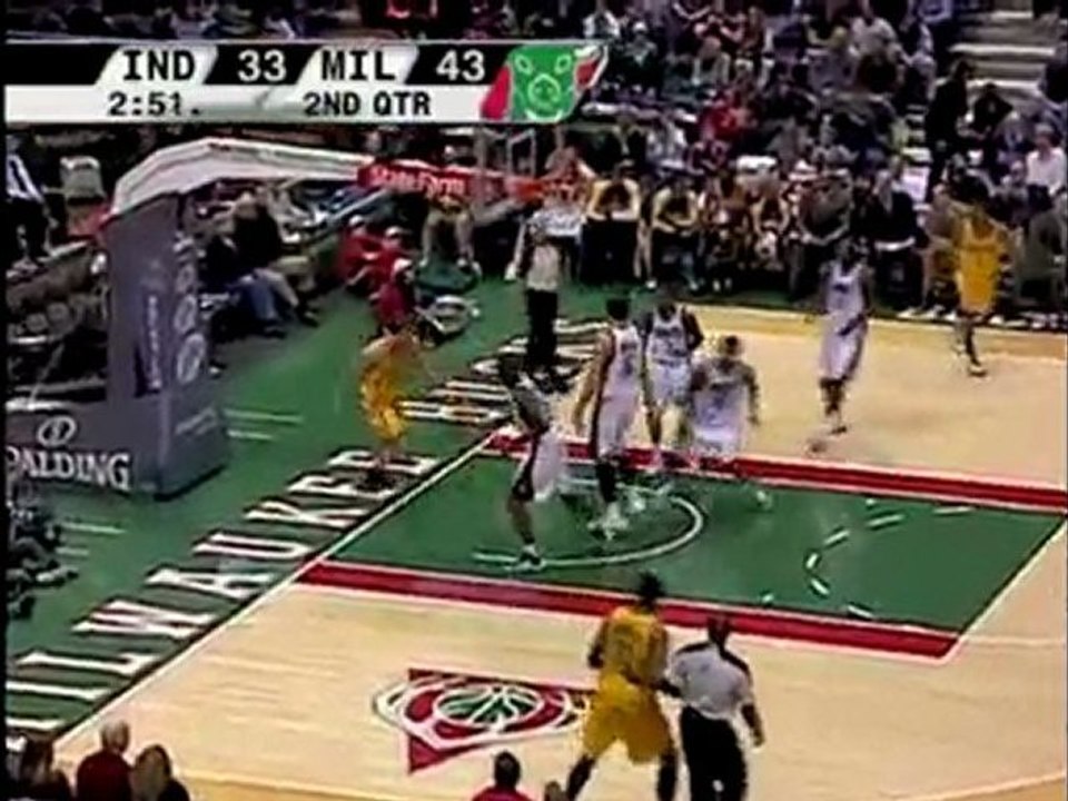 Troy Murphy drives the lane and finishes with a reverse slam