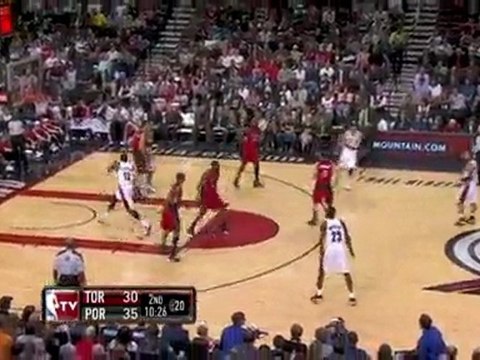 Rudy Fernandez finds a wide open LaMarcus Aldridge cutting t