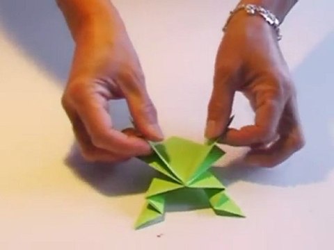Vidéo d'un pliage d'une grenouille en papier - origami
