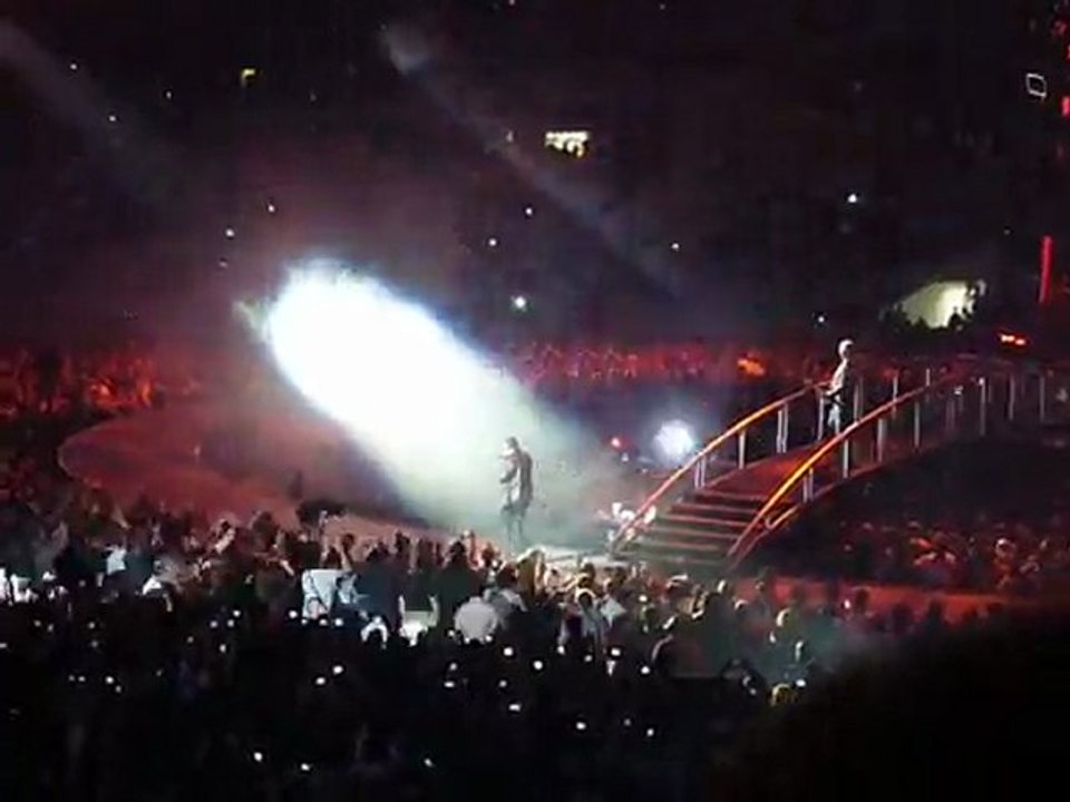 U2, 11 juillet 2009 au Stade de France, Bono <3