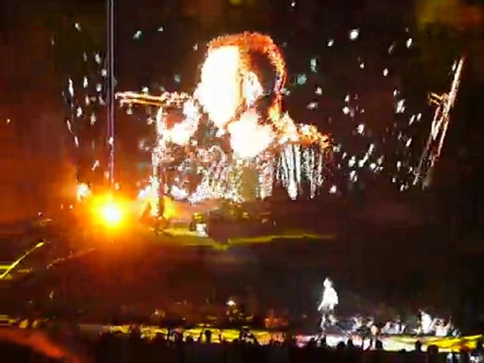 U2, 11 juillet 2009 au Stade de France, Larry <3