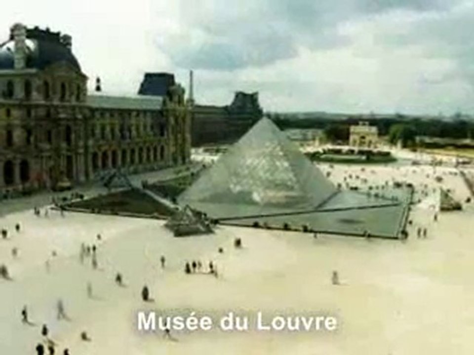 PARIS, VILLE DE MODE ET DE CULTURE. CITY OF FASHION AND CULT