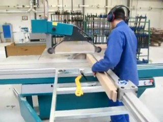 Façonnage de tenons en Menuiserie sur une tenonneuse.