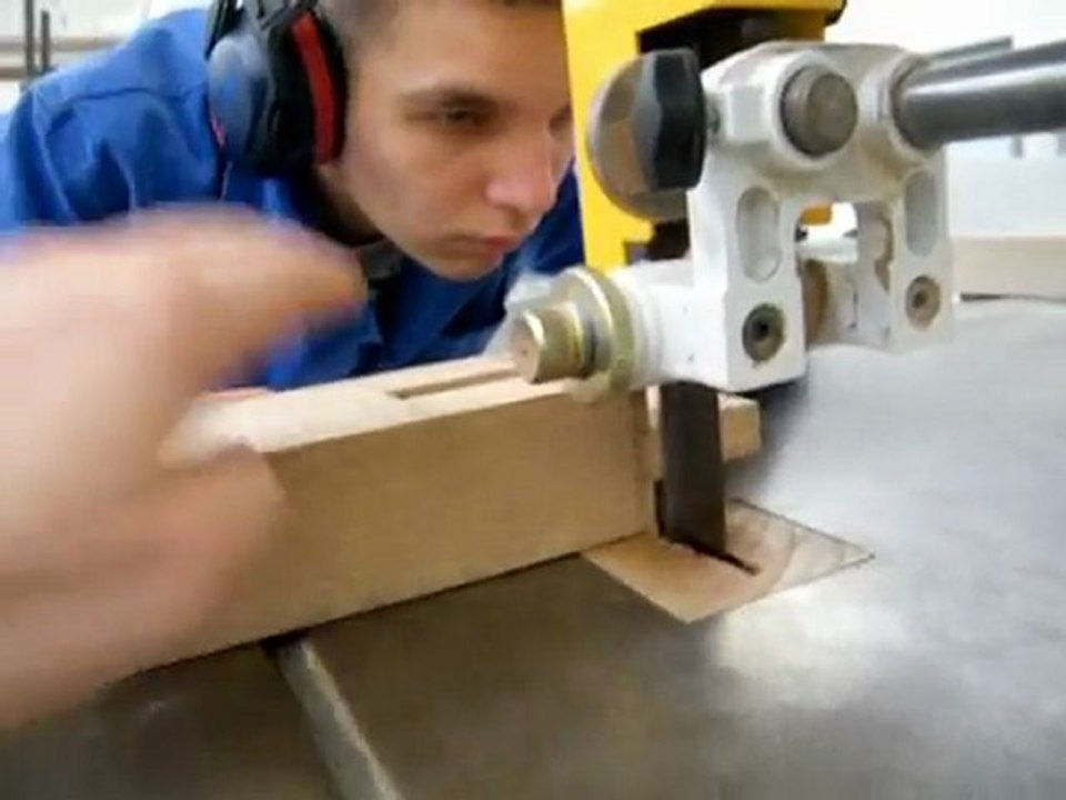 La découpe de l'épaulement d'un tenon à la scie à ruban