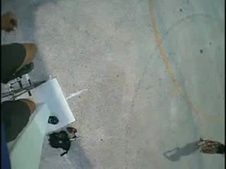 Cade dal monociclo più alto del mondo