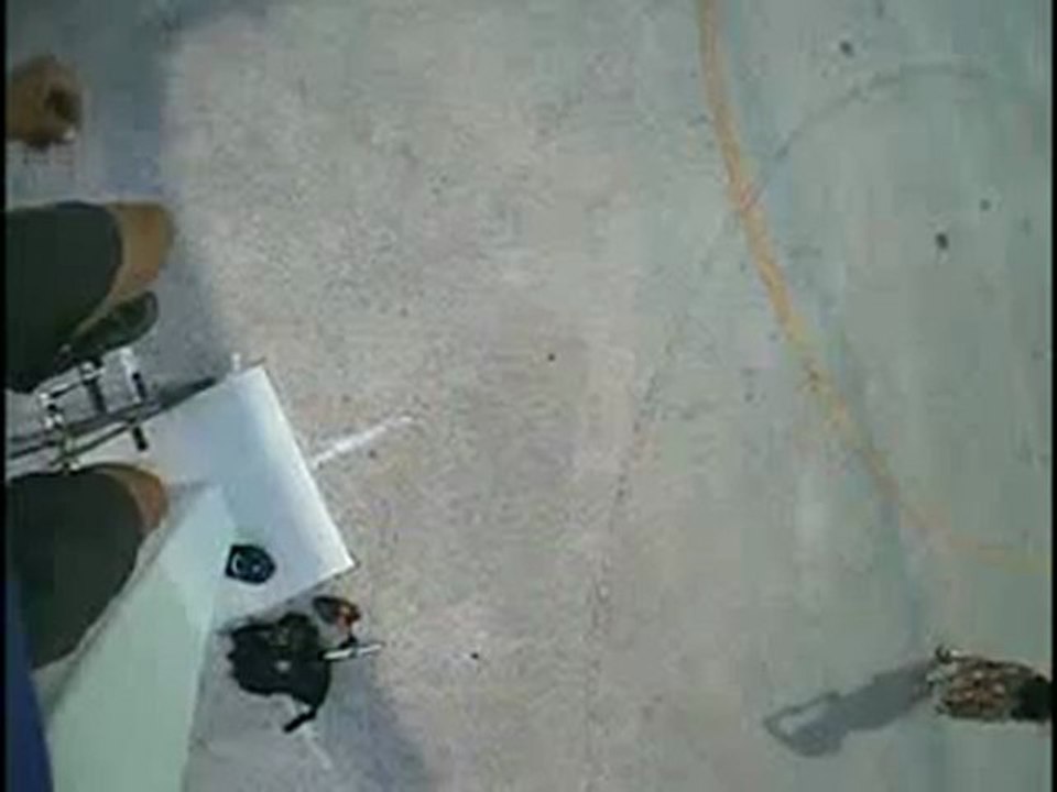 Cade dal monociclo più alto del mondo