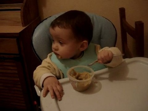 Luka, 18 mois : je mange comme un grand !