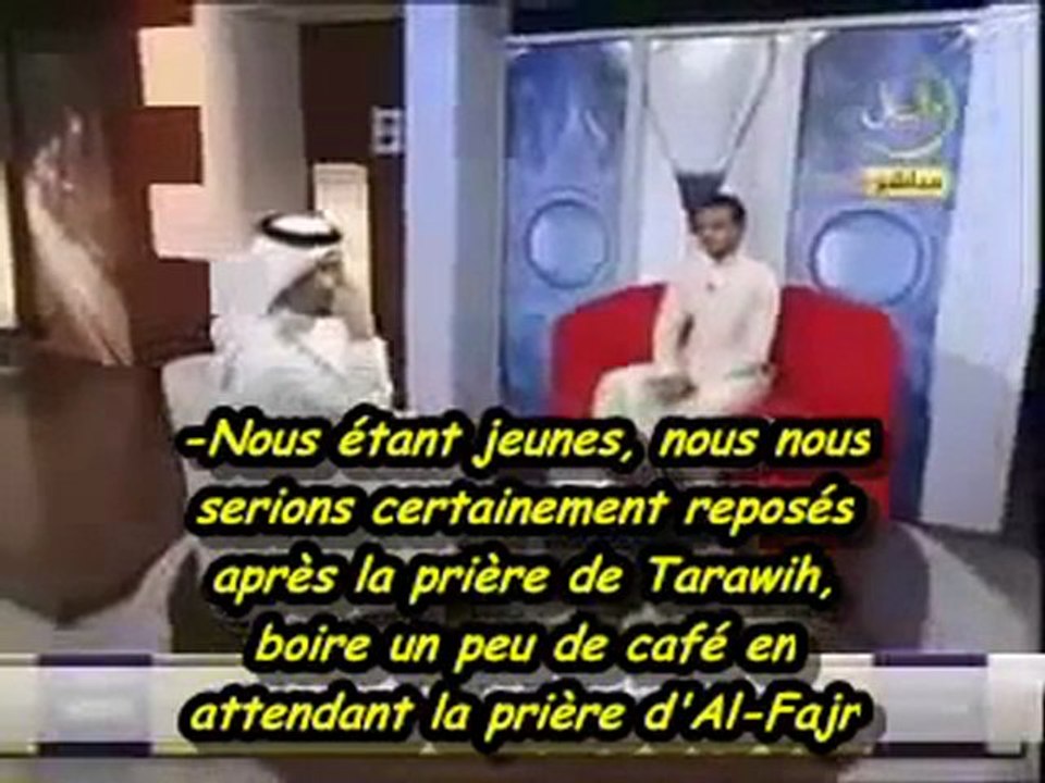 un homme agé et emputé d'une jambe prie debout