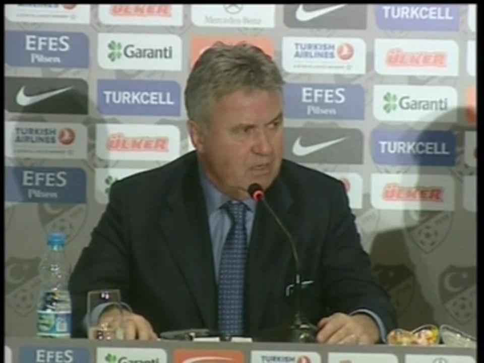 Guus Hiddink, Özgener'le Birlikte Basın Toplantısı Düzenledi