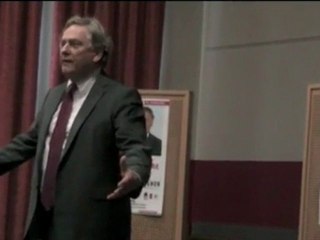 Pierre de Saintignon en colère, face a une salle vide