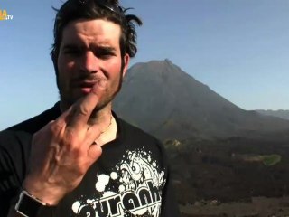 Volcano Ride : descendre un volcan en kayak et en snowboard