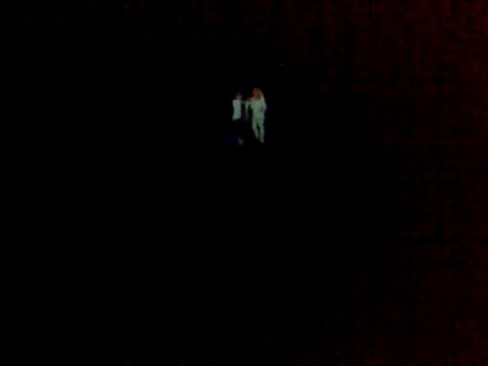 Sketch hologramme Maurane et Lara Fabian Concert Grenoble