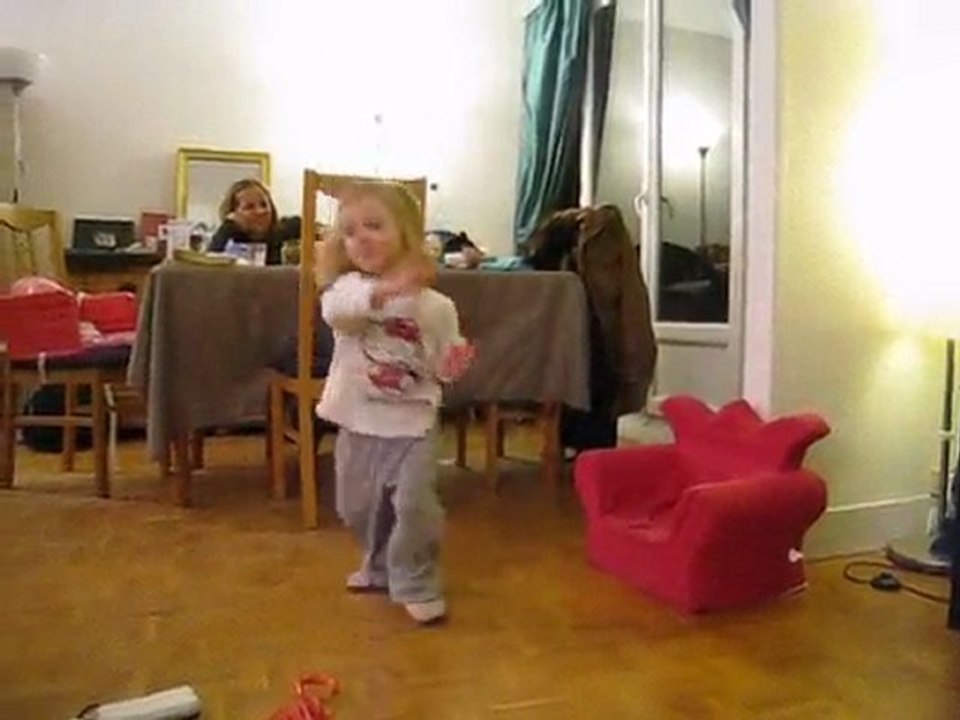 Amélie danse sur Hot Chip - Mars 2010