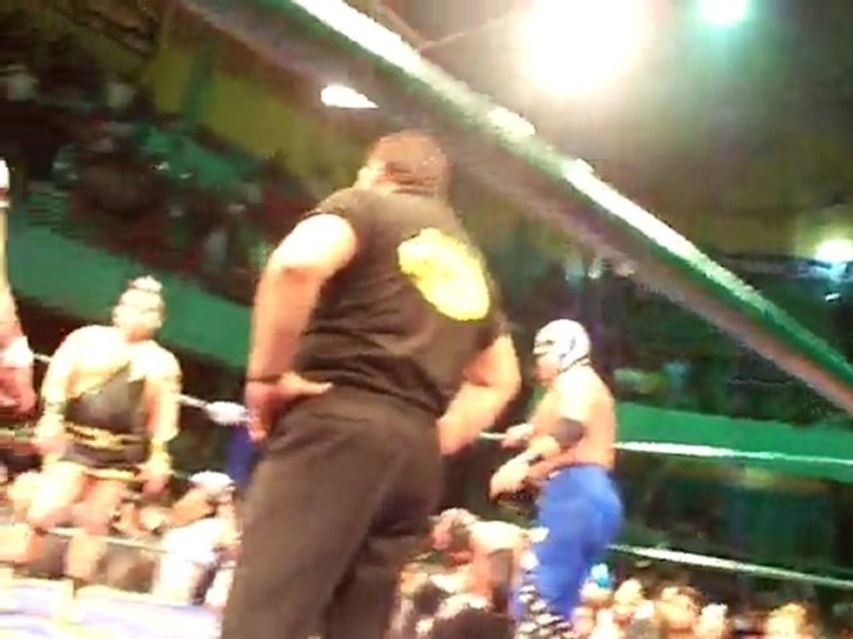 Mistico & Volador Jr microfoneando.2
