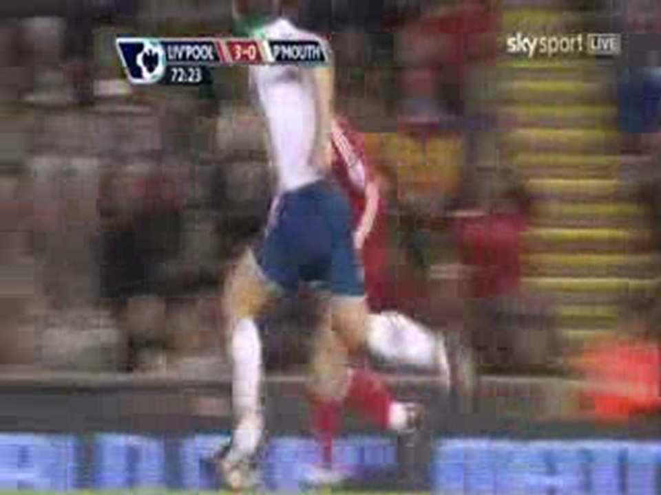 Steven Gerrard elbows Michael Brown