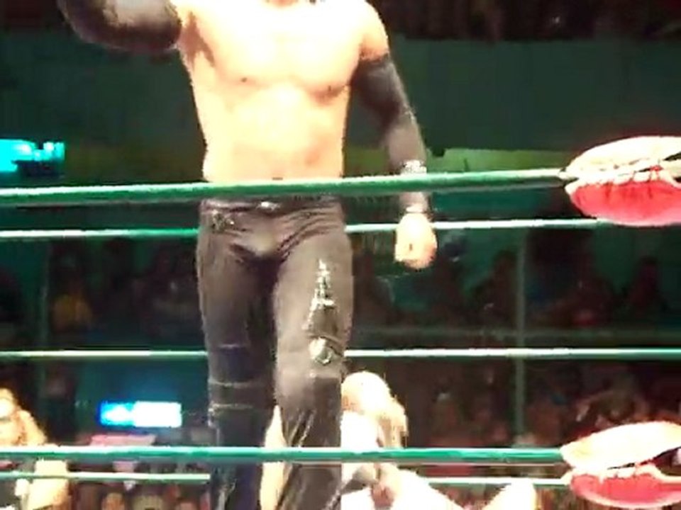 Mistico & Volador Jr rompiendose las mascaras.