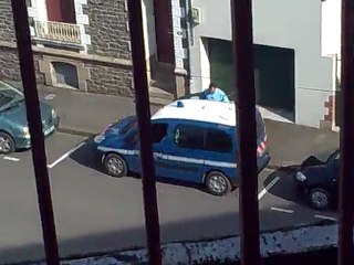 des gendarmes mal garés