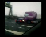 Guida con l'auto incastrata nel camion