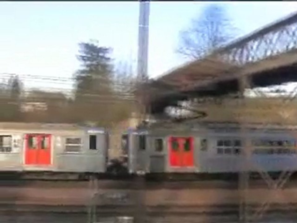 UNE UM Z5300 PART DE LA GARE DE MORET