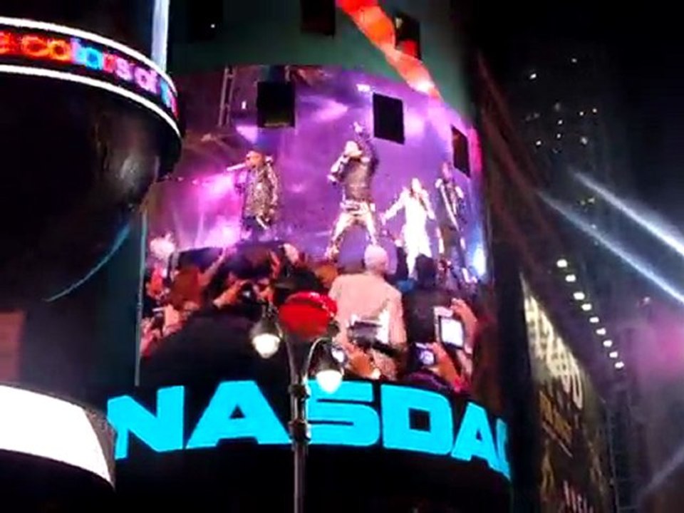 THE BLACK EYED PEAS - TIMES SQUARE - 9/03/2010