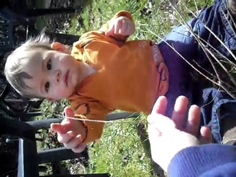 Noam dans le jardin !!!!!