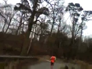 A la poursuite du débardeur orange...