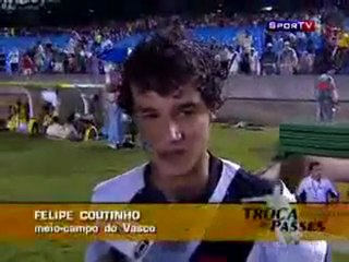 Il lui fait un bisou pour s'excuser du tacle