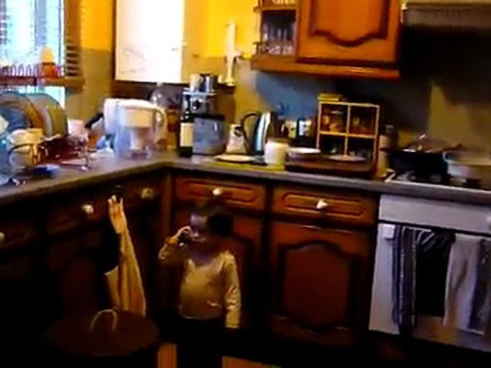 Au telephone et pourchase par un monstre
