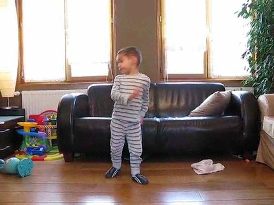 Clément chante et danse sur M. Jackson