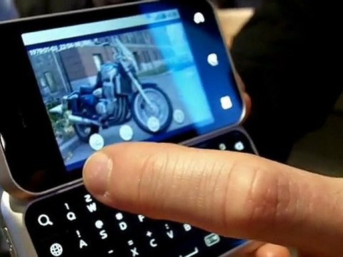 CES 2010 - Demo of the Motorola Backflip