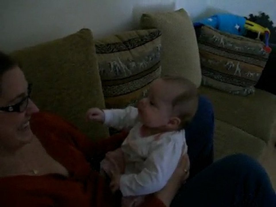 éléa qui fait ses vocalises