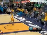 Darren Collison hooks up with Julian Wright for a nice play