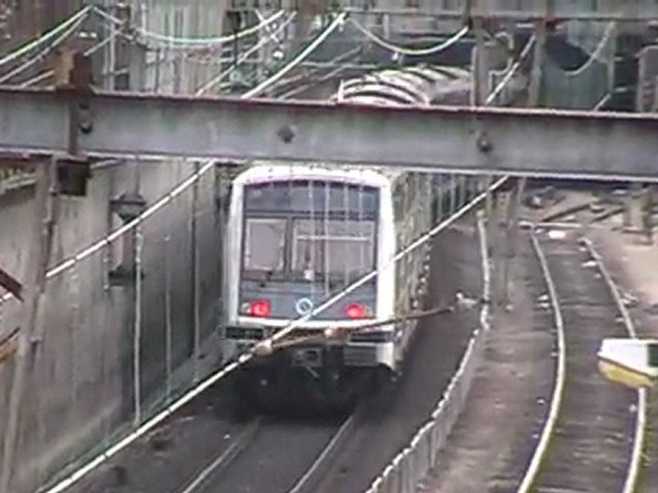 MI2N : A l'approche de la gare de Vincennes sur la ligne A du RER
