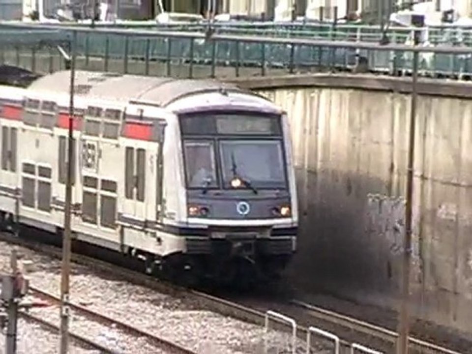 MI2N sortant du tunnel de Vincennes sur la ligne A du RER