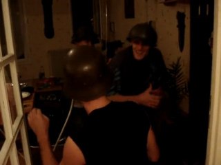 ils jouent à la gueguerre comme des vrais gosses! lol