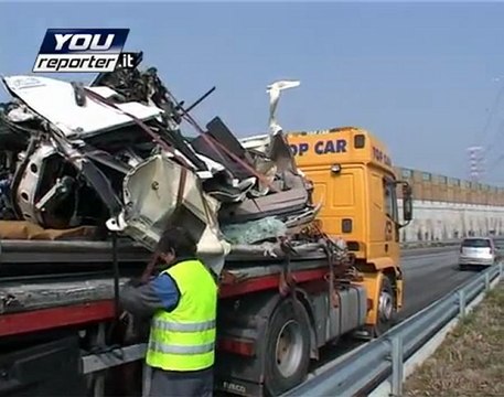 Camion di banane ribaltato sul passante di Mestre