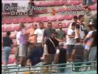 Tifosi napoletani lanciano molotov ai milanisti allo ...