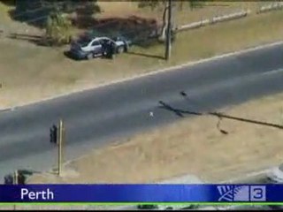 Wyrzucił kierowcę, by uciekać jego autem