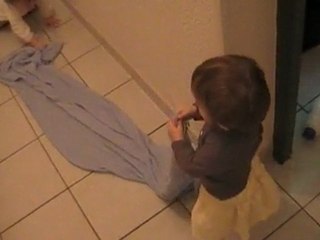 On joue avec l'écharpe à maman