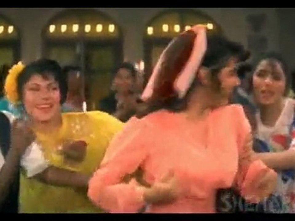 aadhi raat ko palkon ki chaavn men-parampara