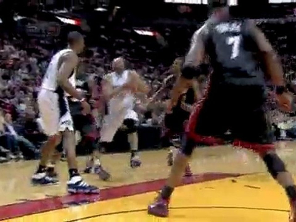 Vince Carter slices through the defense and hits the runner.