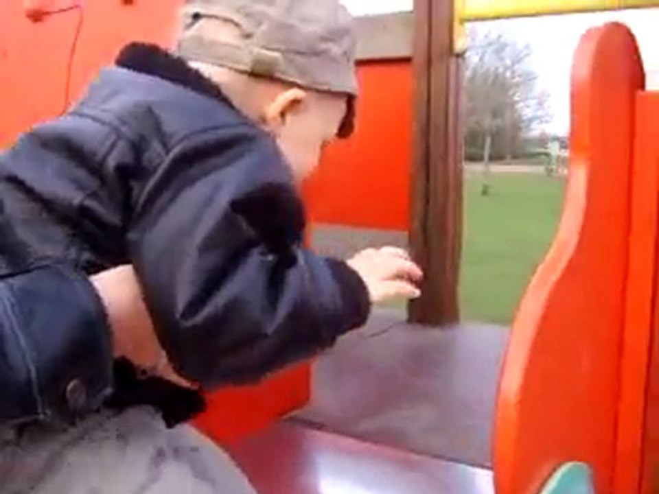 Mattéo au toboggan, 18 mars 2010