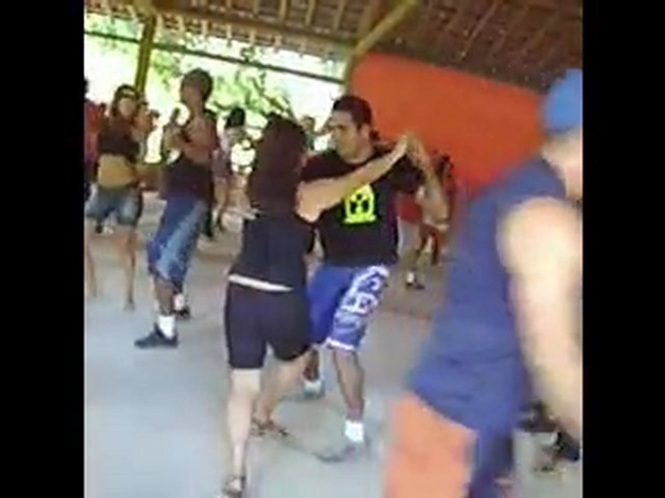 Ao som de Ace Of Base Tárcio e Evelyn Dançam