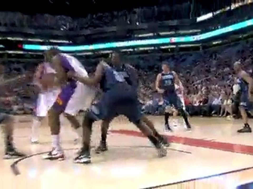 Amar'e Stoudemire spins down low for the powerful dunk and t