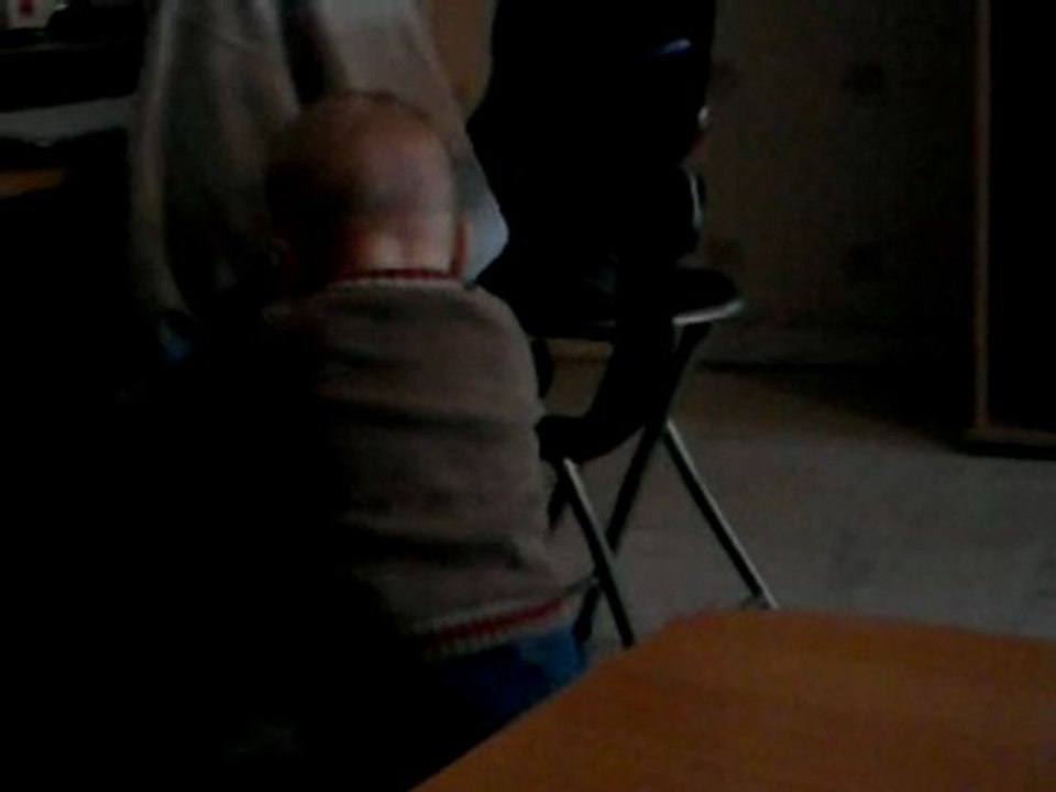 enzo entrain de marche en se tenent